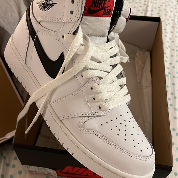 Size 5.5 youth Jordan 1 yin Yang - Picture 7 of 8